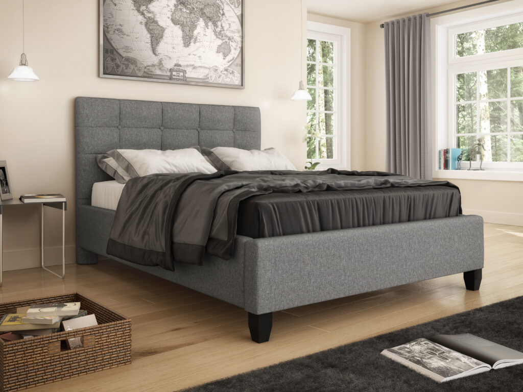 Chambre aux teintes beiges avec un lit gris et des draps noirs